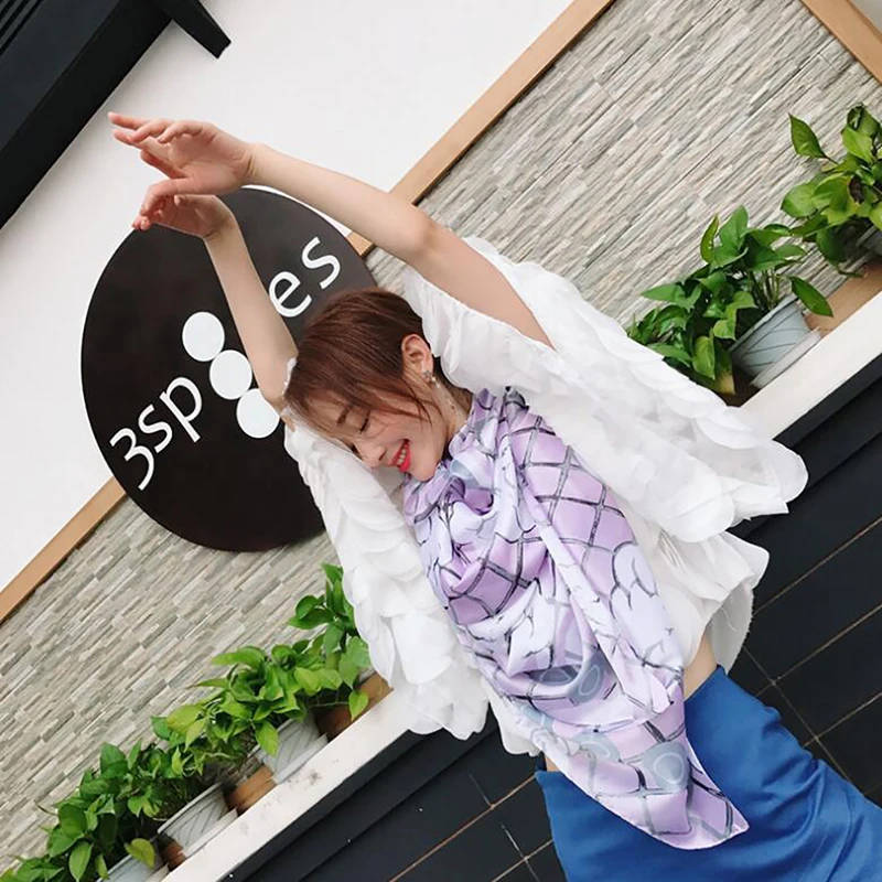 

Vintage Tassel Scarves Imitated Silk Fabric Printing Fashion Woman Seaside Holiday Sunscreen Beach Lady Shawl Female 2021