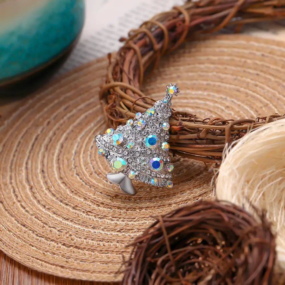 Брошь на булавке с кристаллами в виде рождественской елки | Украшения и