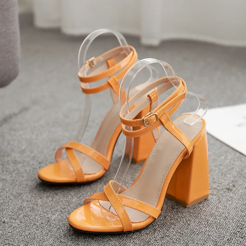 Женская летняя обувь на ремешках Высоком толстом каблуке Модная высоком с