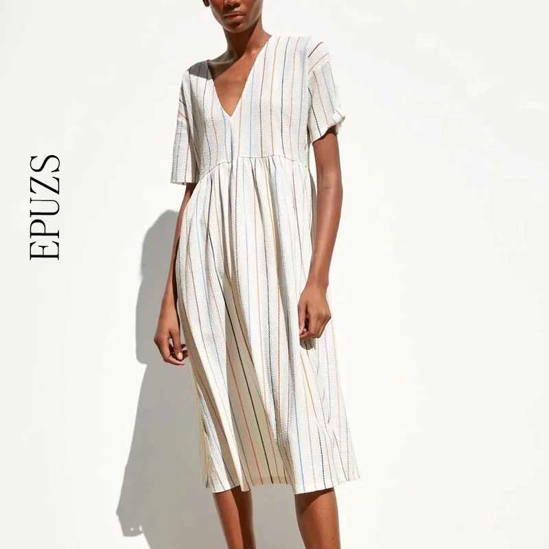Женское льняное платье средней длины белое винтажное в полоску с v-образным