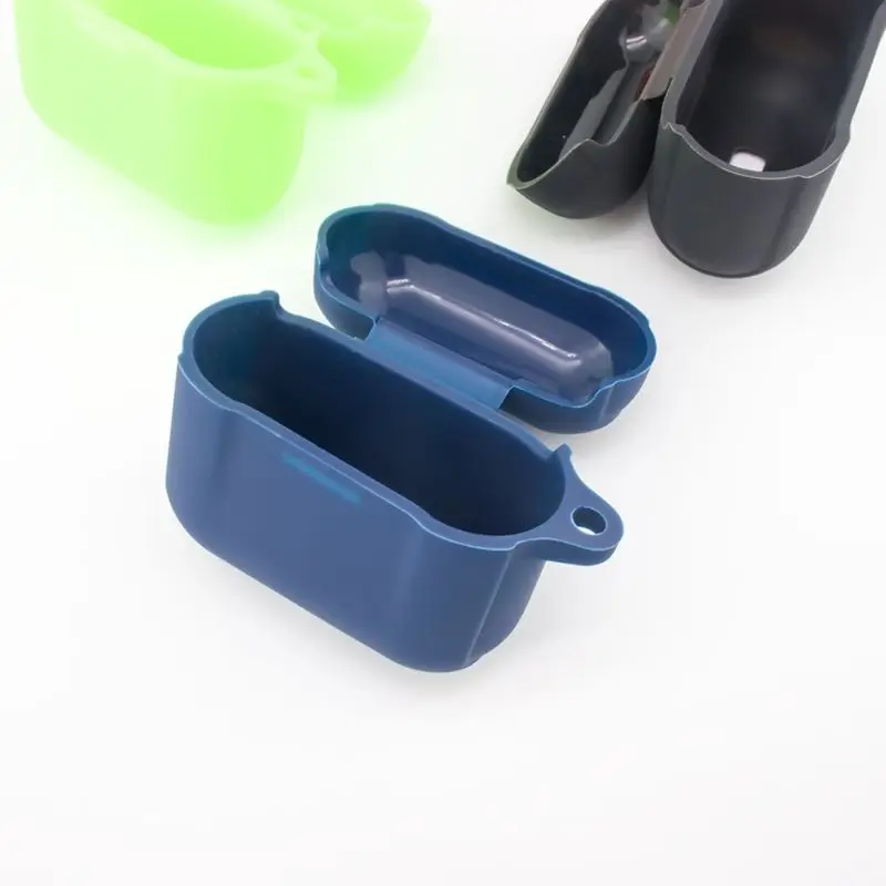 Противоскользящий силиконовый чехол для наушников защитный с карабином черепом