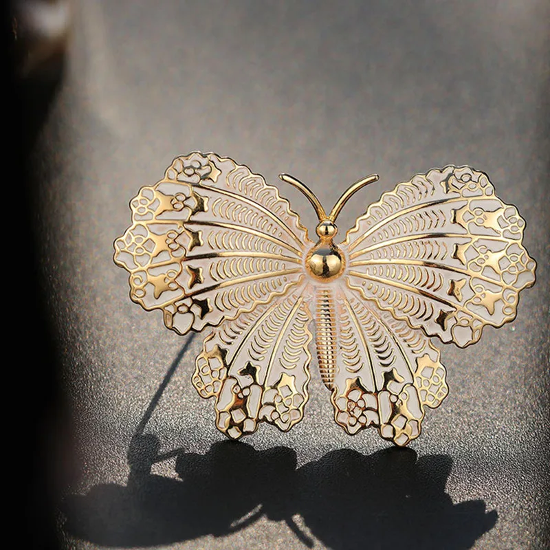 

ZHUOY Women Butterfly Brooch Luxury Animal Costume Jewelry Coat Pin High Fashion Bijouxall-Match Sweater Apparel Brooch Gitt