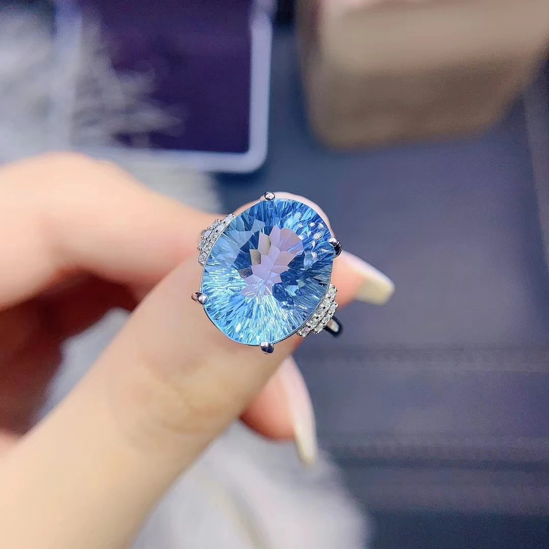 Женское кольцо из серебра 925 пробы с овальным голубым топазом