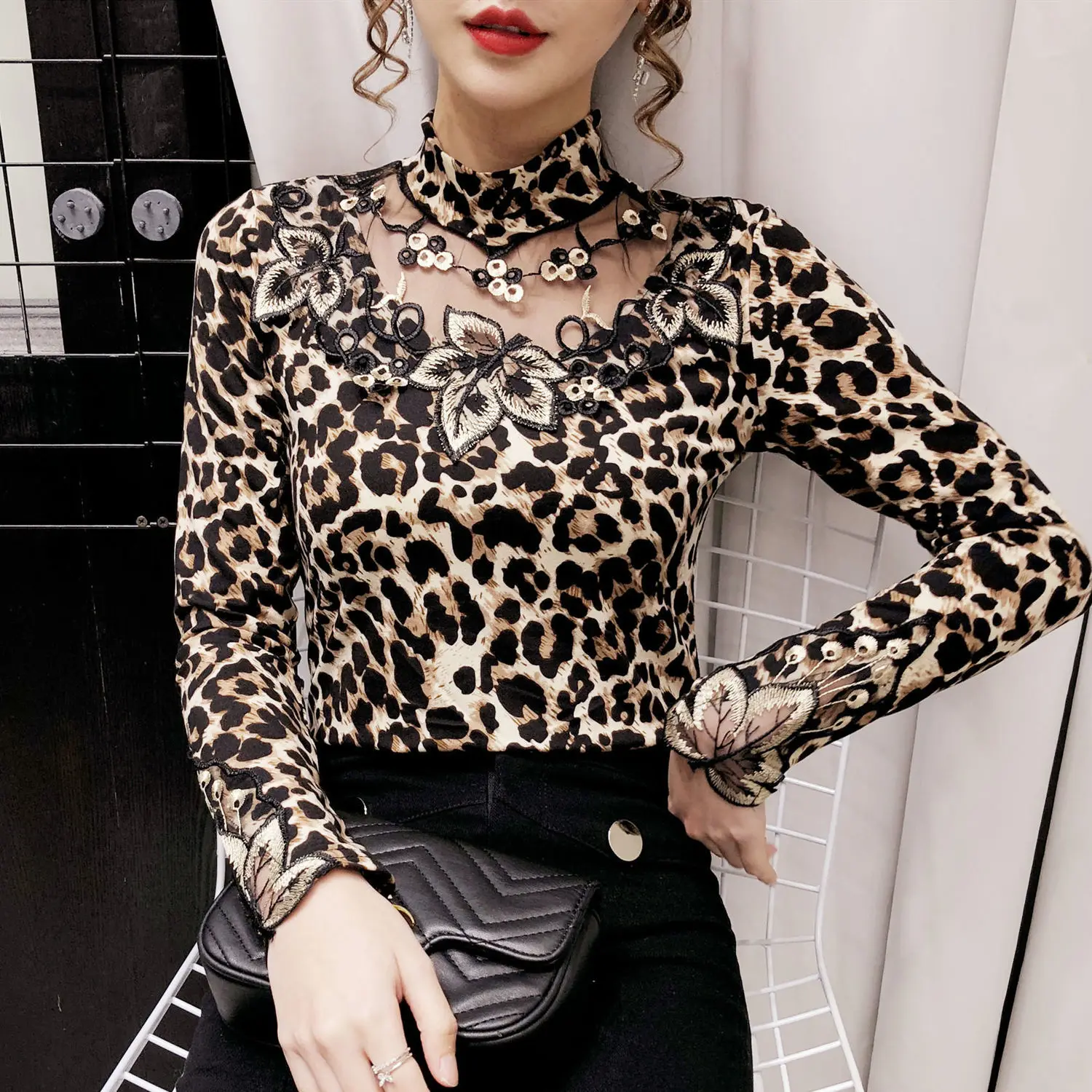 Женские футболки с леопардовым принтом Топ длинным рукавом и кружевной вышивкой