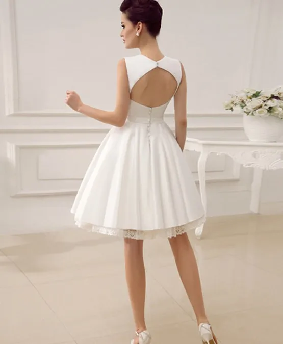 Платье свадебное атласное короткое с открытой спиной и цветочным поясом |