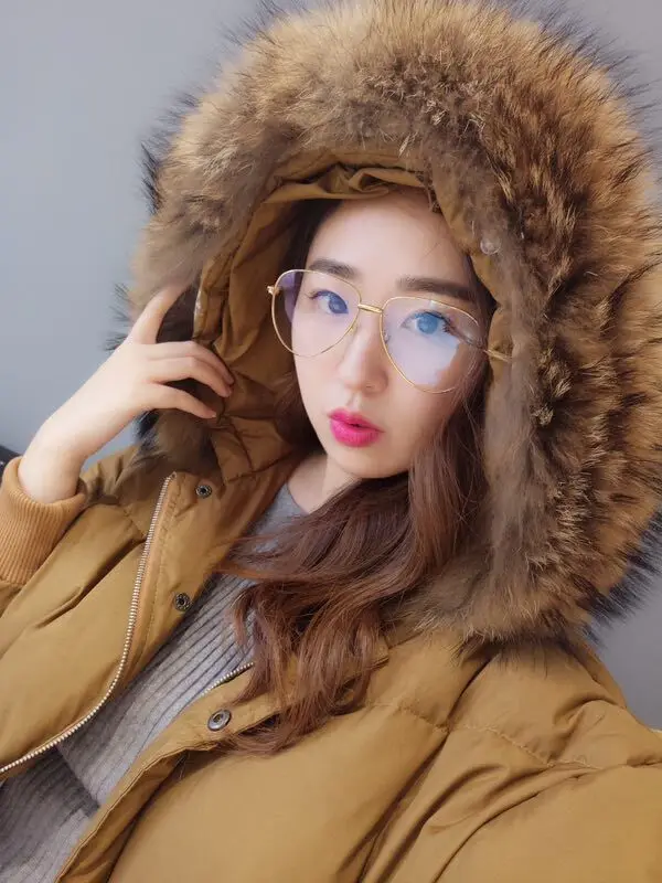 Женский пуховик на утином пуху куртка большого размера с натуральным мехом енота