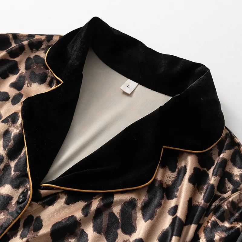 Женская ночная рубашка laметрической формы велюровая с отложным воротником