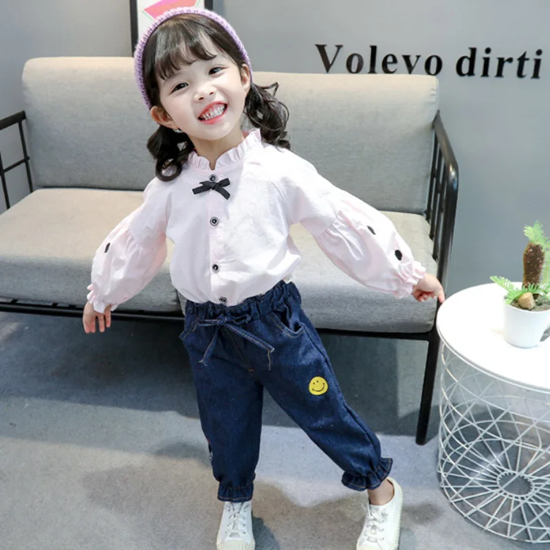 Костюм женский демисезонный из двух предметов с кукольным воротником и джинсов |