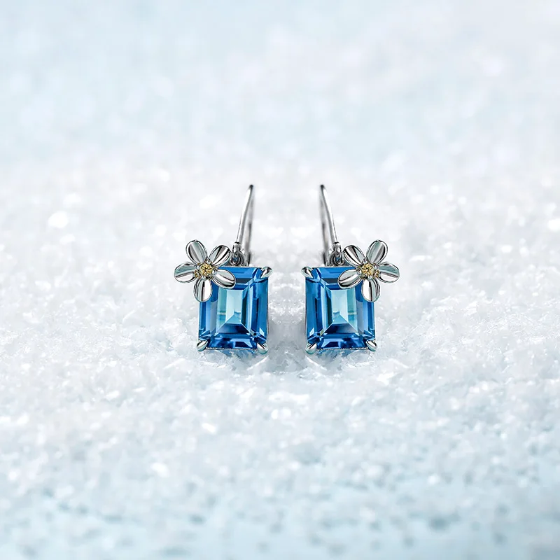 Женские квадратные серьги с цирконом золотистые маленькие в виде цветка