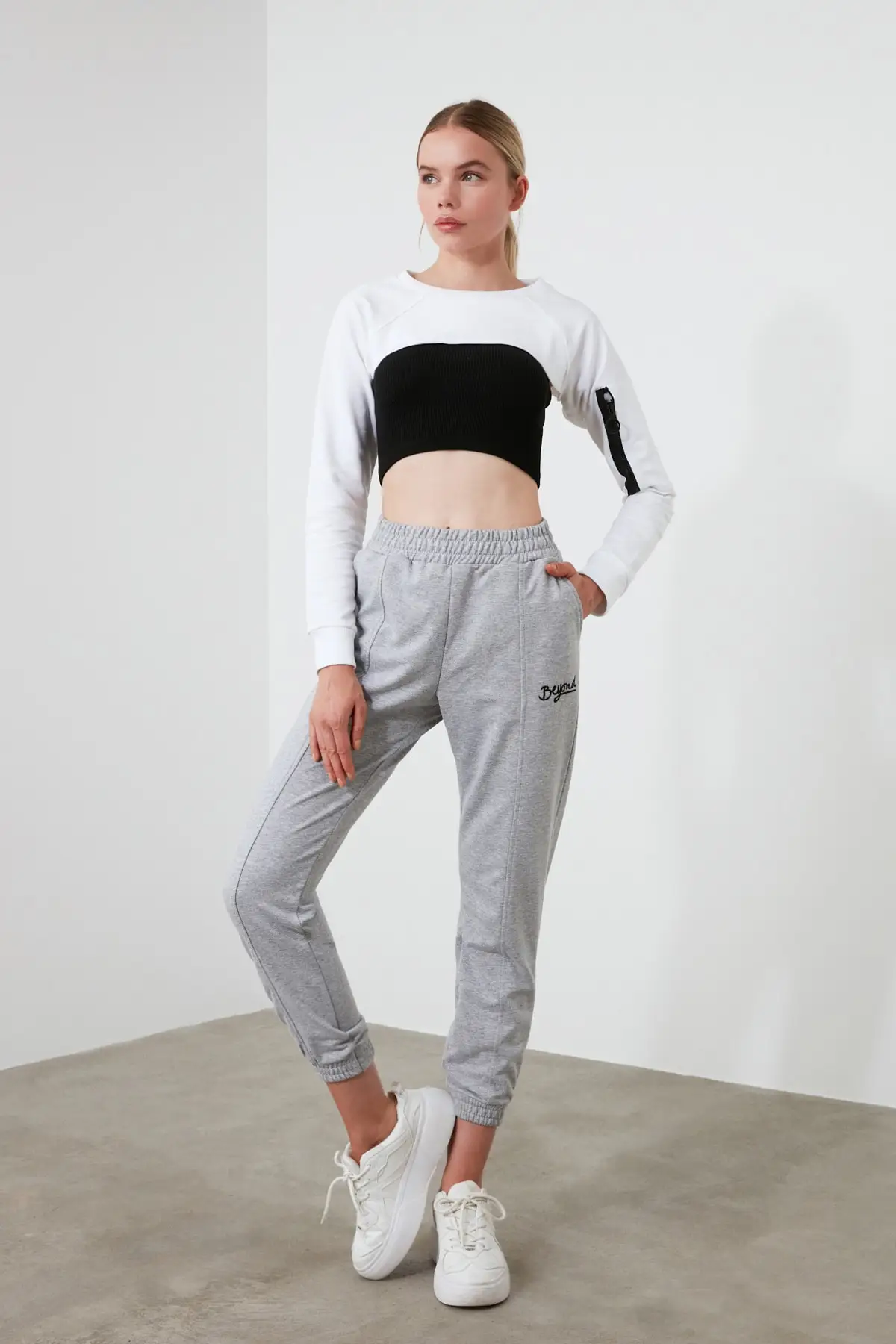 Трикотажные спортивные штаны с вышивкой TWOAW21EA0049