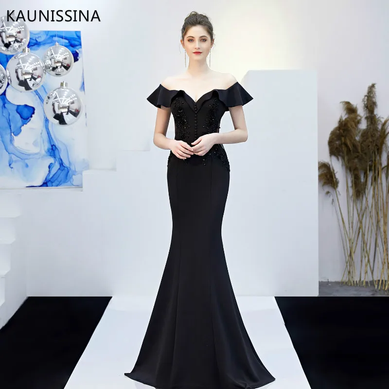 Женское вечернее платье-русалка с открытыми плечами и кристаллами аппликацией