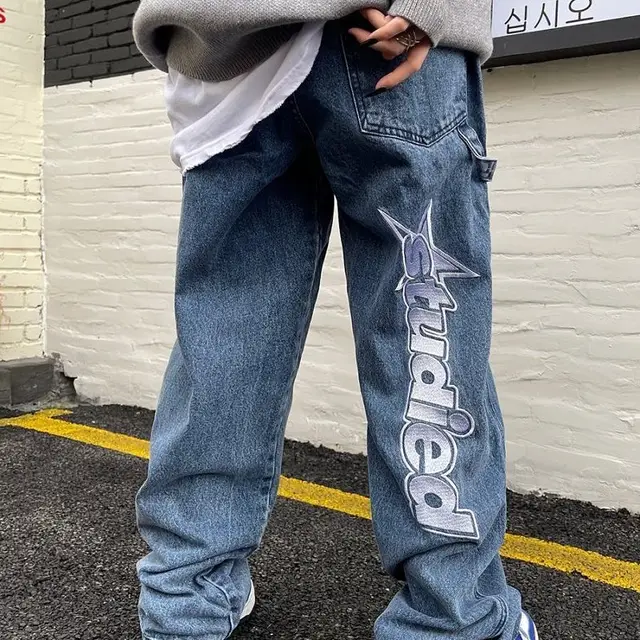 Джинсы с надписью