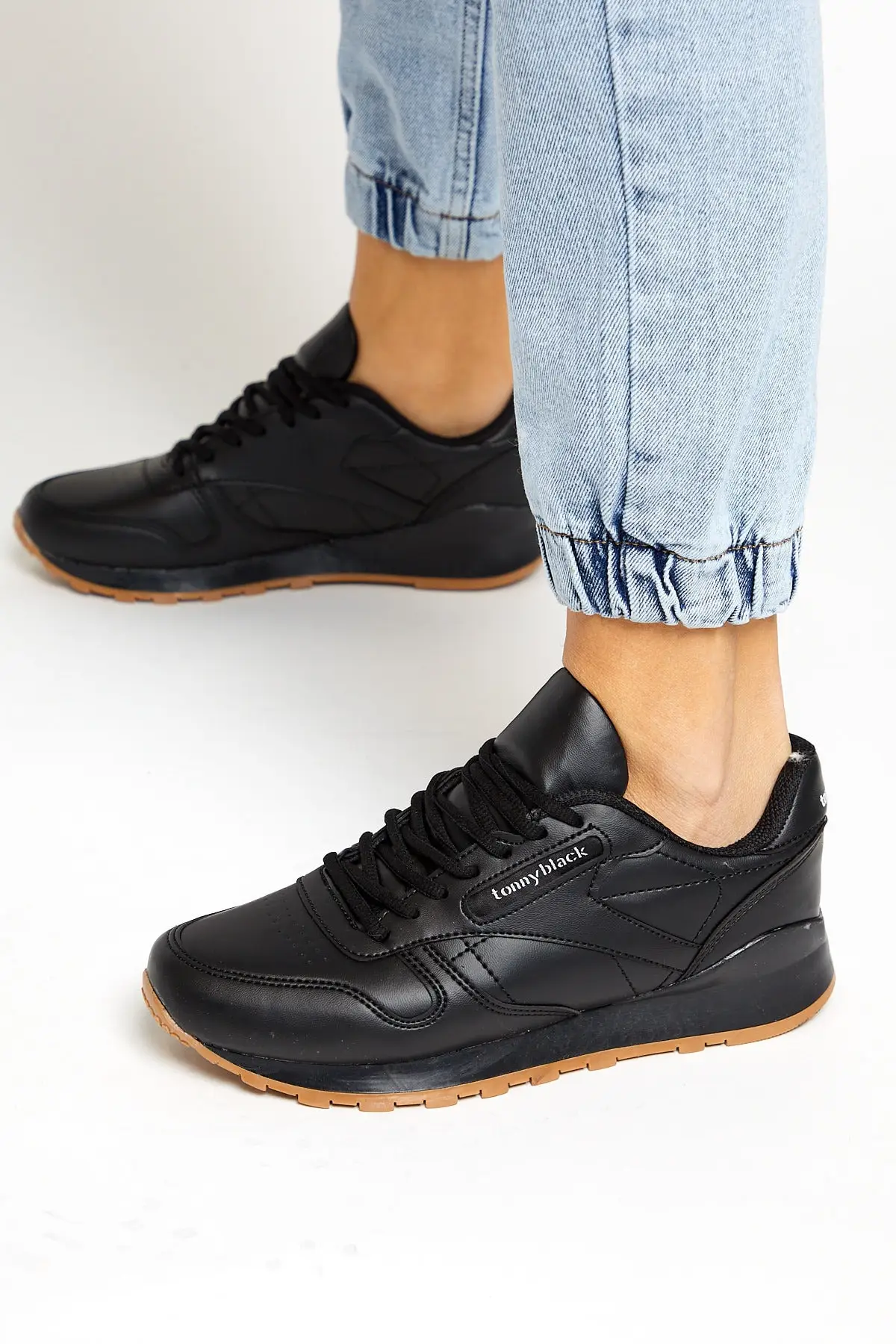 Спортивная женская обувь TONNY черного цвета повседневная Всесезонная для