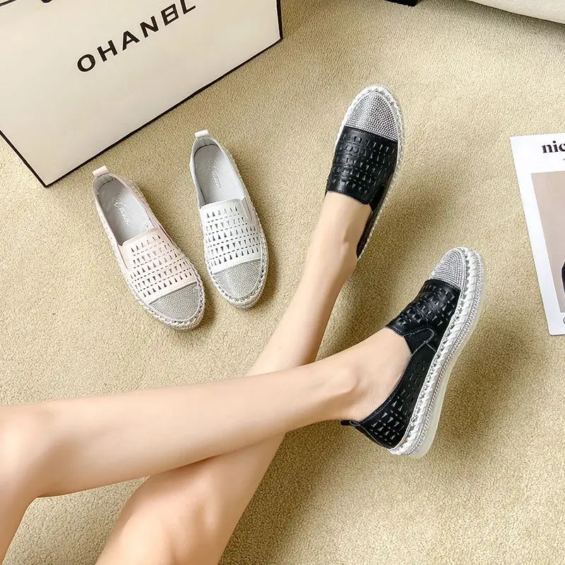 

Туфли женские с заклепками, мягкая подошва, дышащие, на резинке, Повседневная летняя обувь для медсестер, белые, без каблука, с вырезами