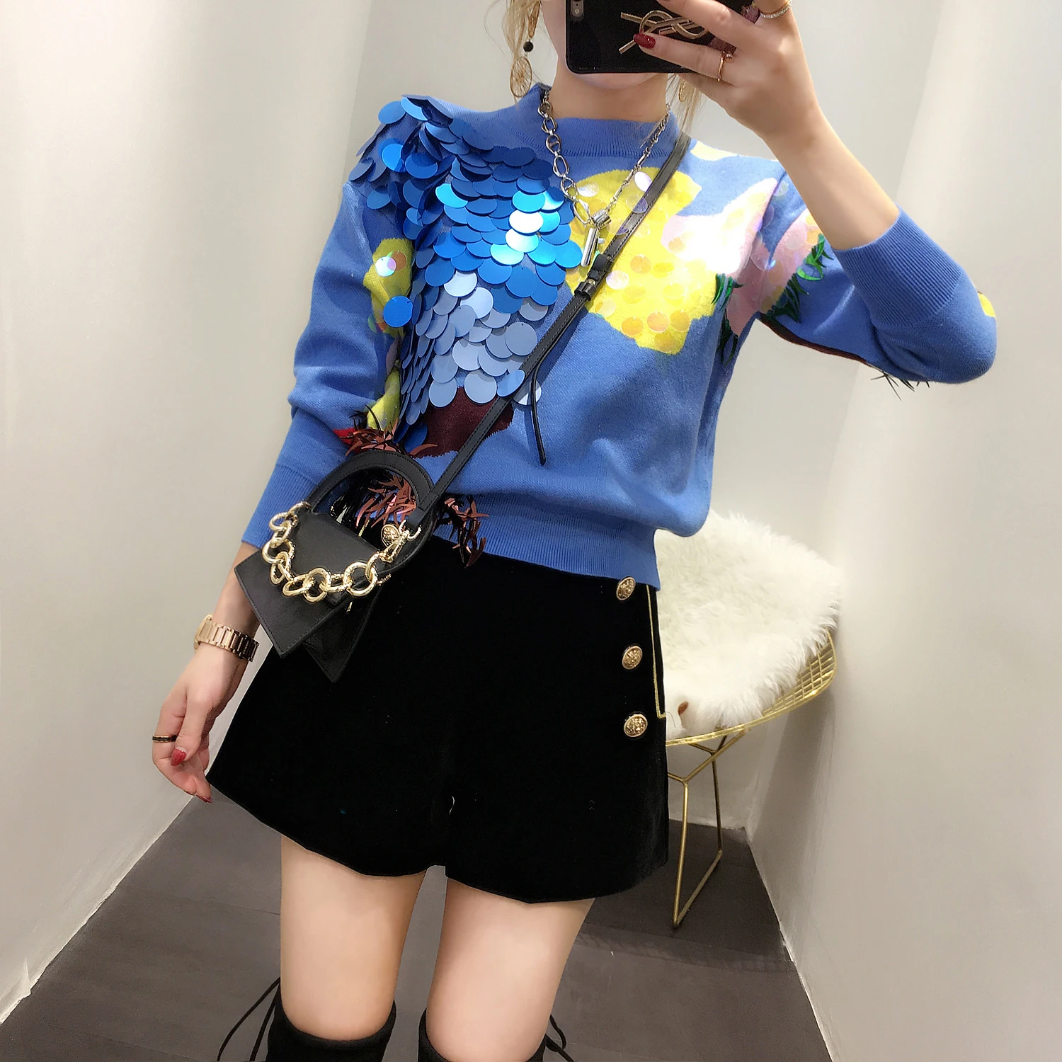 Женский свитер ручной работы расшитый бисером с вырезом лодочкой модный