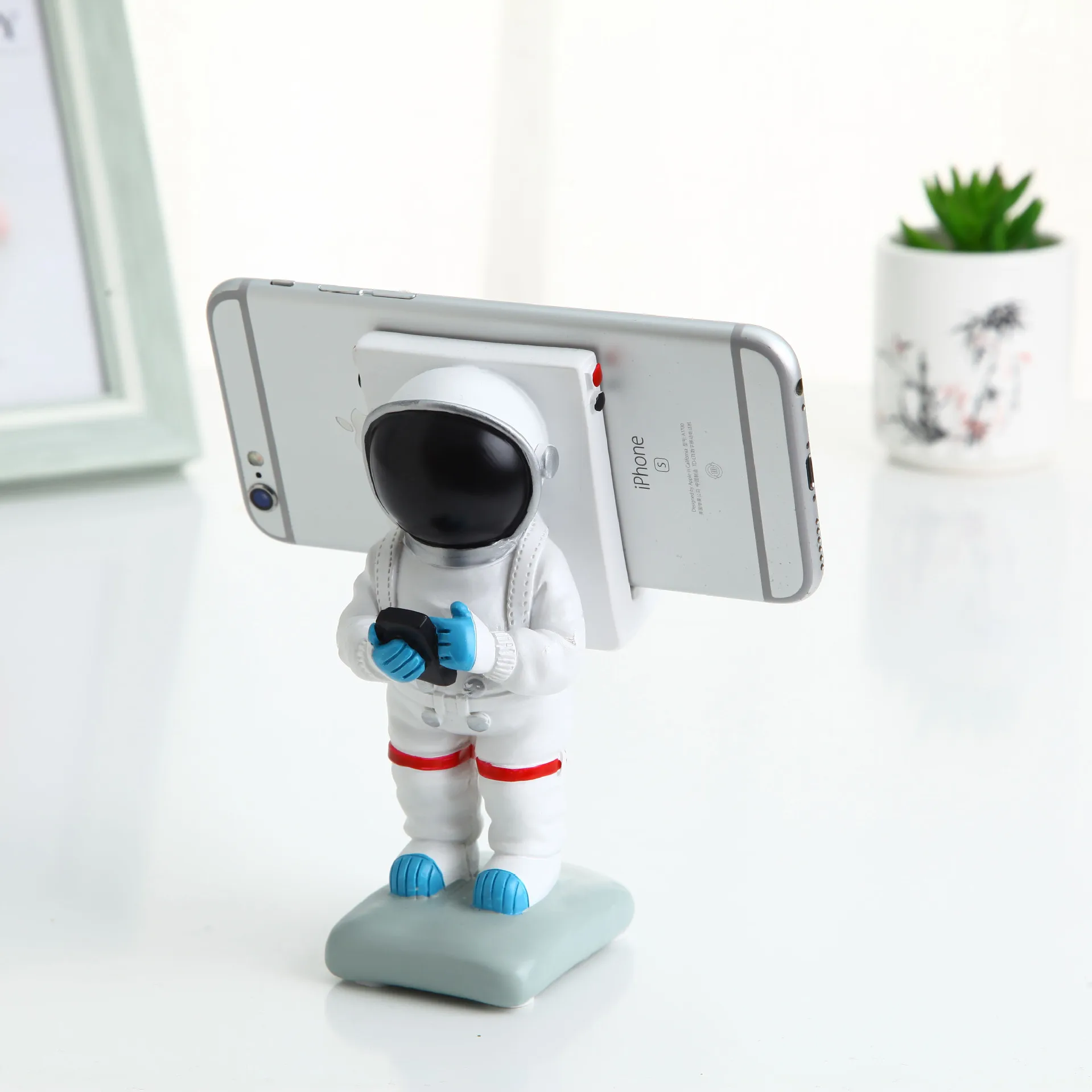 

Resin Crafts Decoration Originality Cartoon Handphone Bracket Dawdler Mobile Phone Seat Astronaut Pendulum Jewelry
