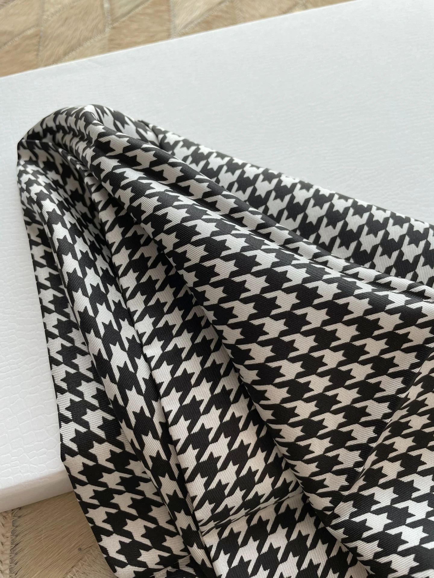 

2021 new black and white 90X90CM ladies silk scarf spring and summer high quality hot sale beach chiffon turban shawl scarf