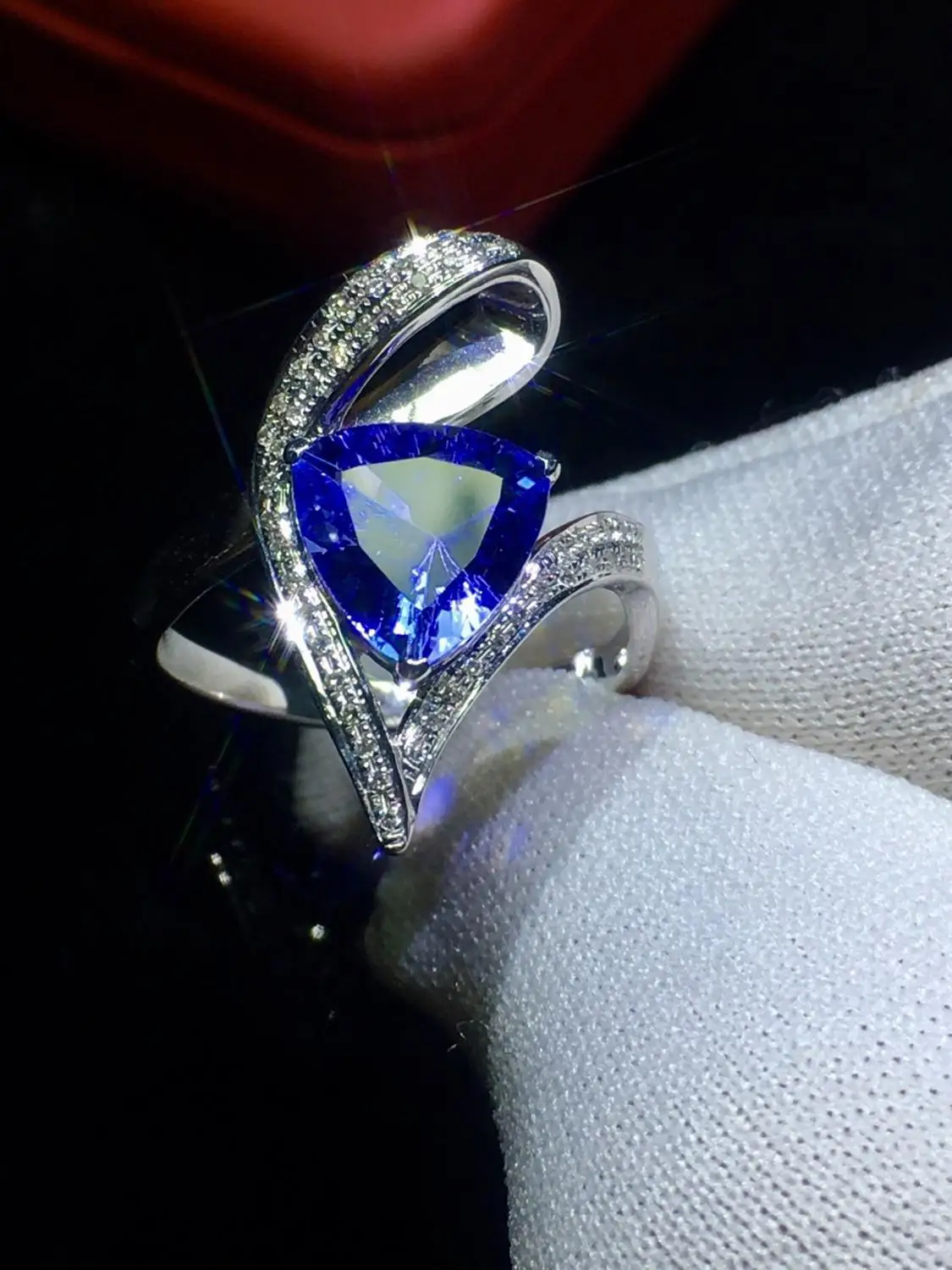 Женское кольцо с танзанитом обручальное бриллиантами 1 99карат из белого золота 18