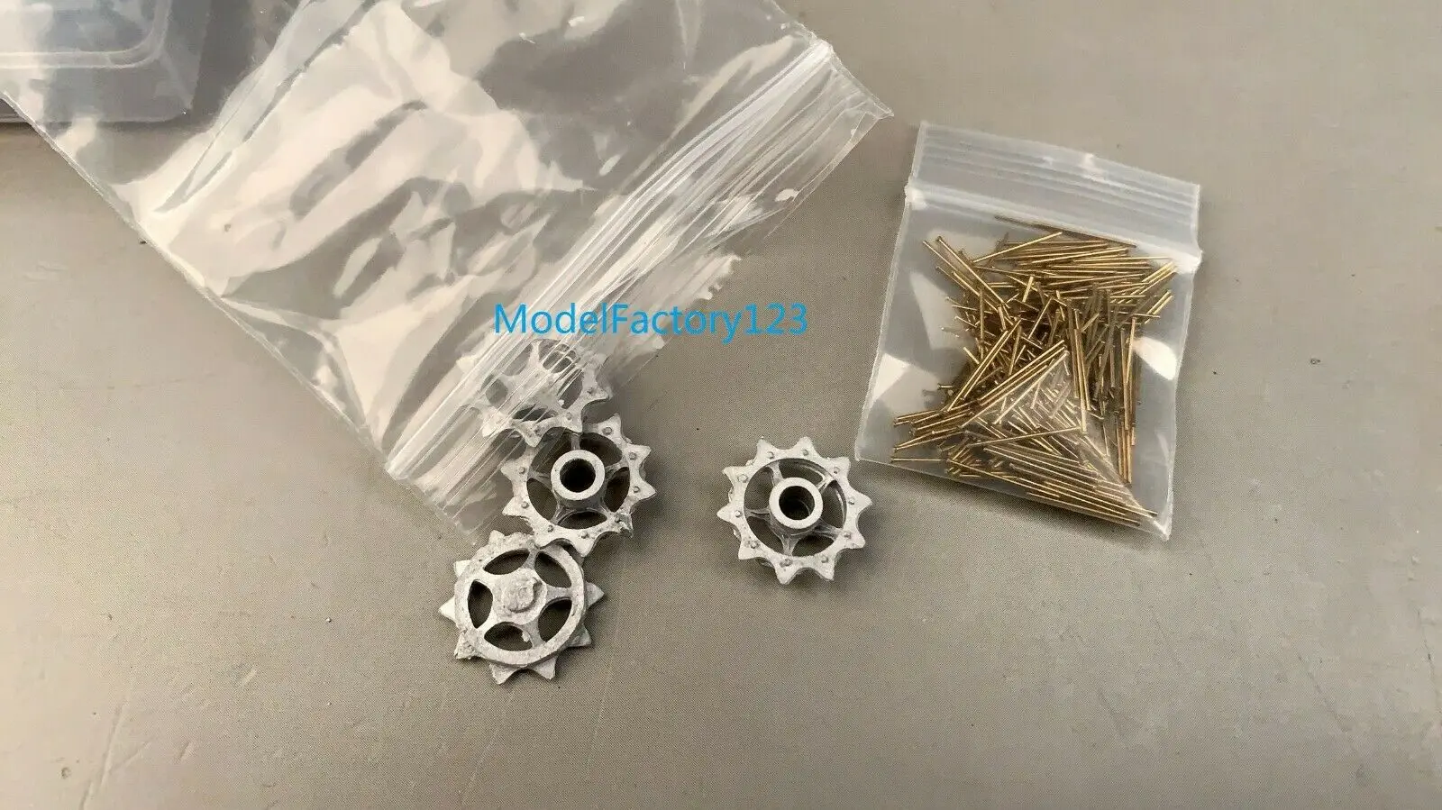 R Model CQ35090H 1/35 Metal Track and Pin for U S M113 APC | Building Kits