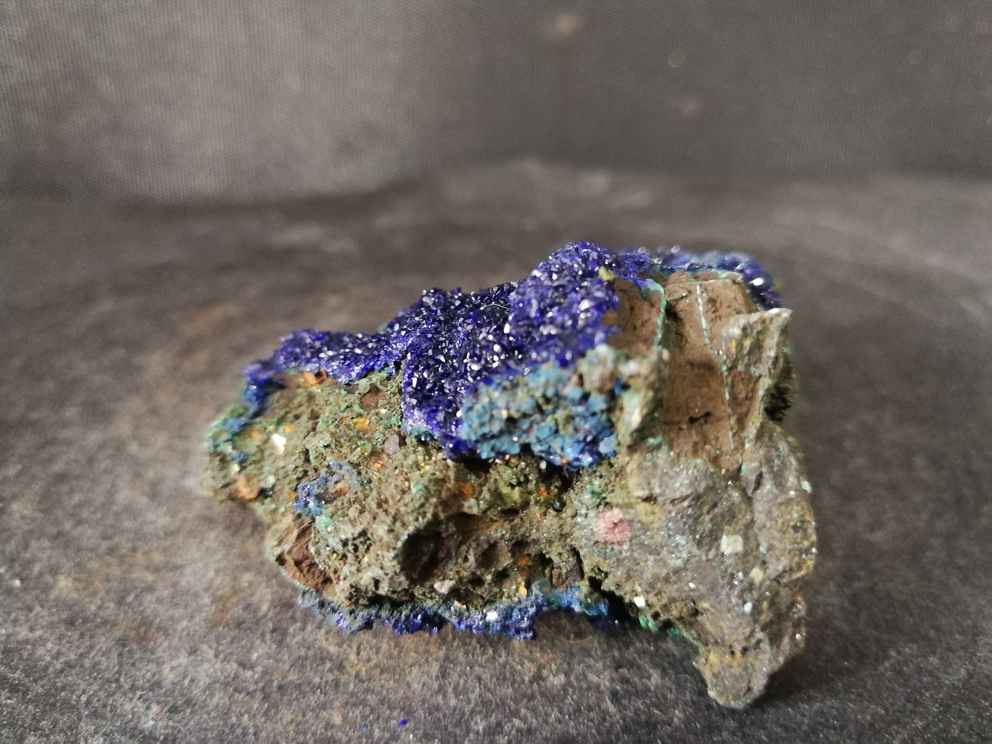 

83.2gNatural blue copper malachite is closely associated with each other