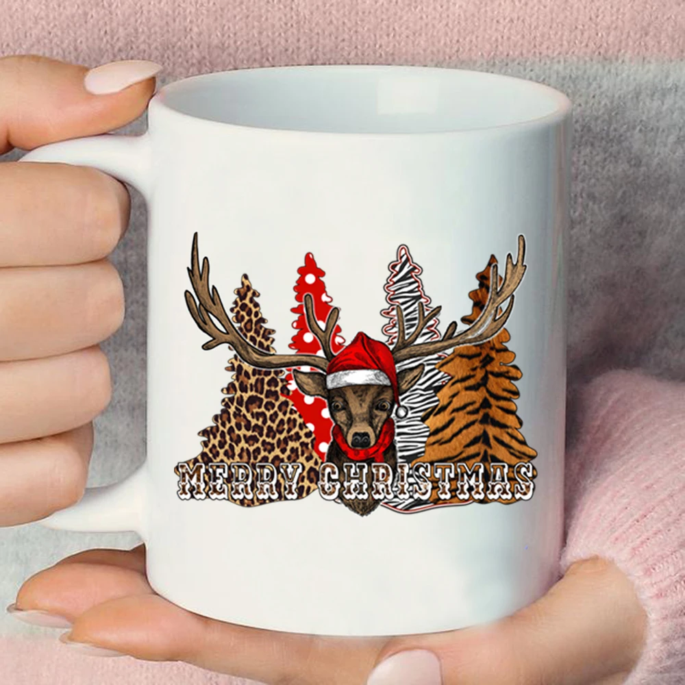 Керамическая чашка для воды на Новый год с принтом Санты и ёлки.