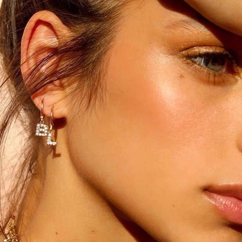 Женские корейские серьги гвоздики с буквами из циркония большие и маленькие