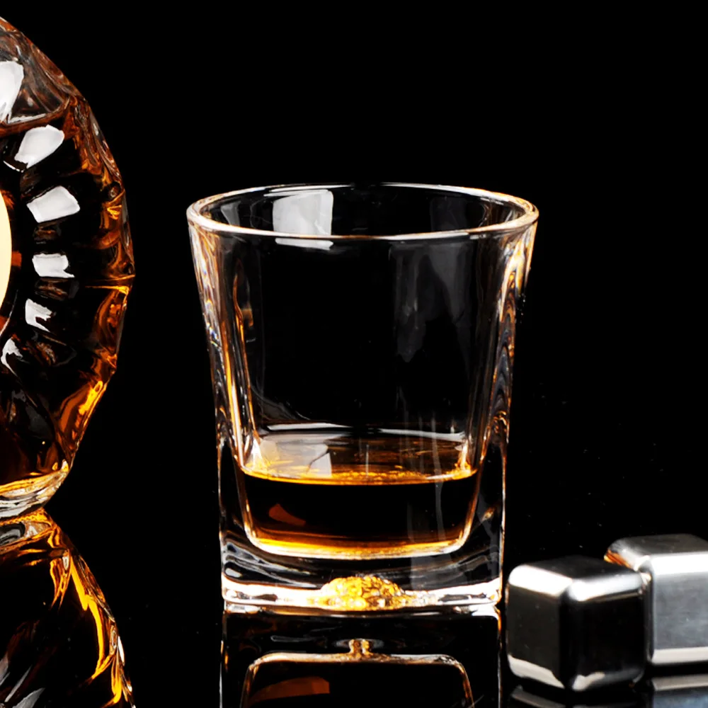 

Kitchen,Dining & Bar