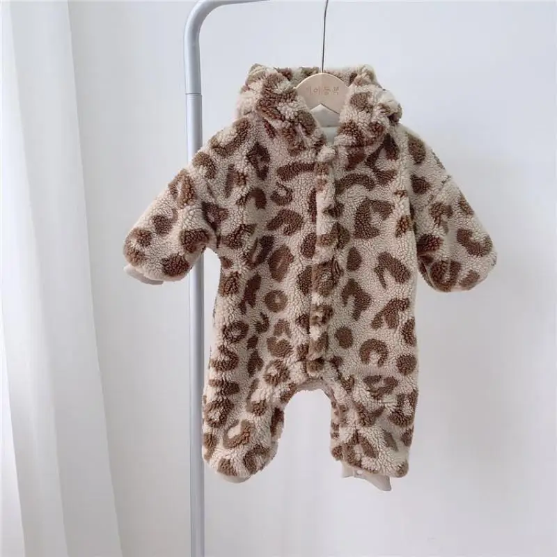 Новинка 2021, зимняя теплая одежда для малышей для мальчиков и девочек, модный Плюшевый комбинезон с леопардовым принтом, утепленный комбинез...