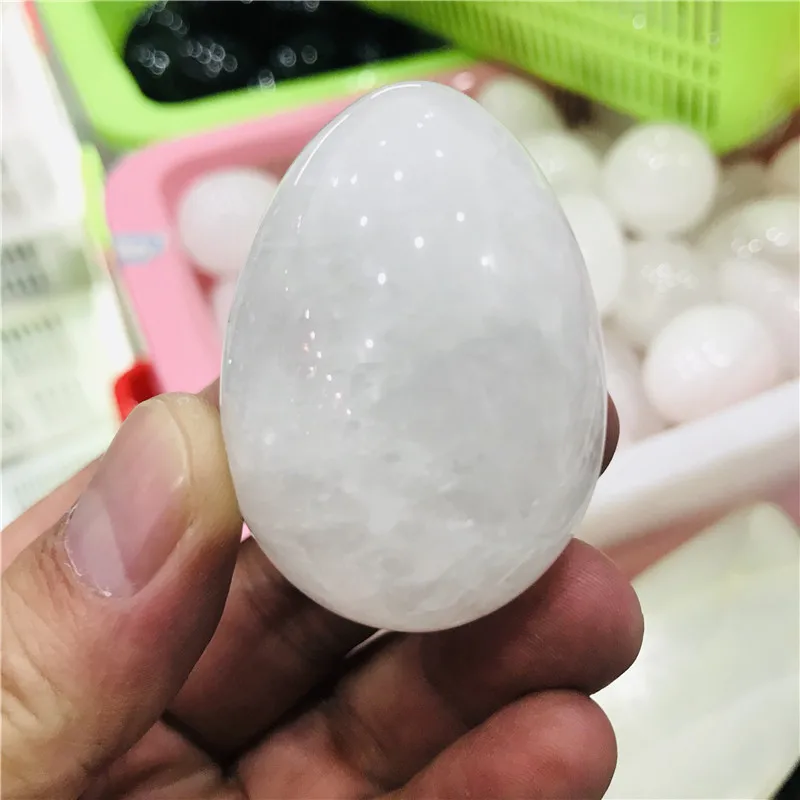 Яйцо из белого хрусталя с деревянной основой натуральный камень и кварцевый