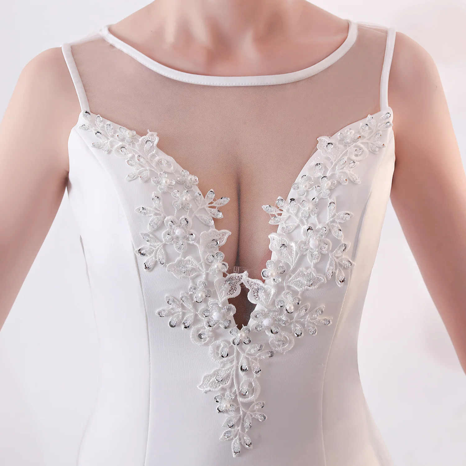 Простое прозрачное длинное кружевное платье с вырезом русалка и блестками |