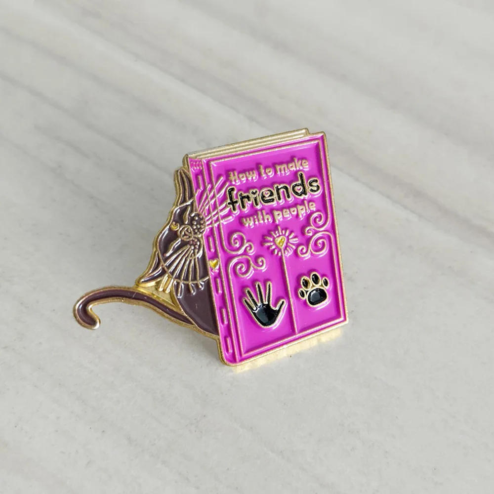 Мультяшная Веселая фиолетовая эмалированная брошь в форме кота для чтения и