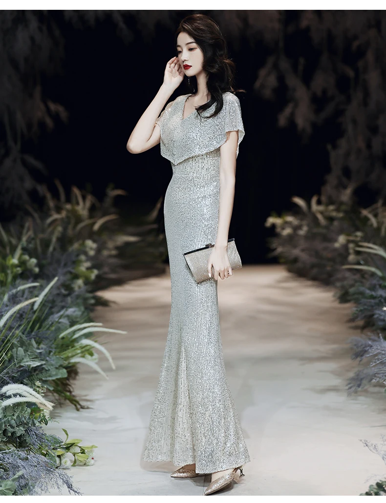 Платье-макси с V-образным вырезом и юбкой годе | Тематическая одежда униформа