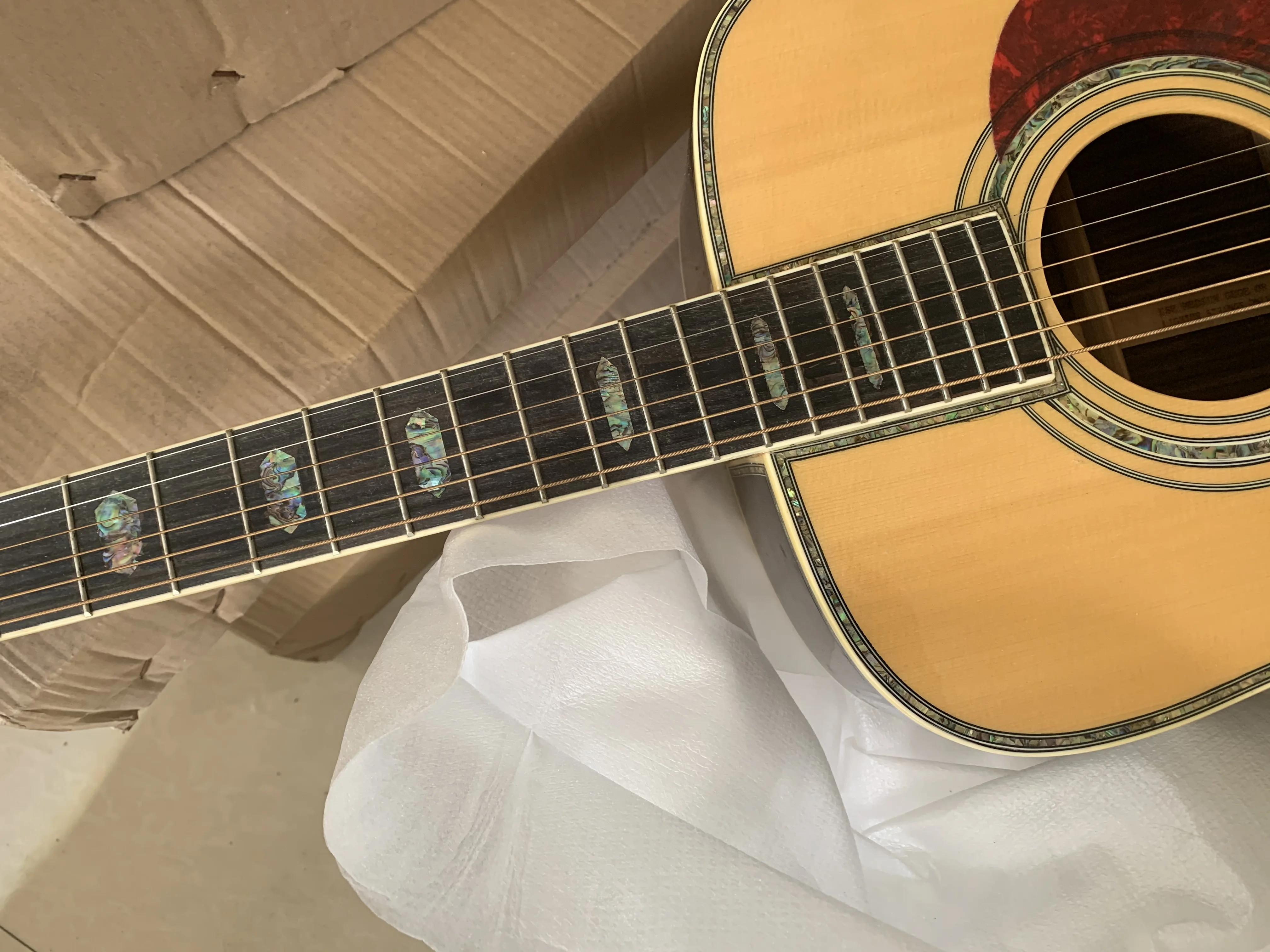 Магазин гитар в Китае акустическая гитара топ из твердой ели бесплатная