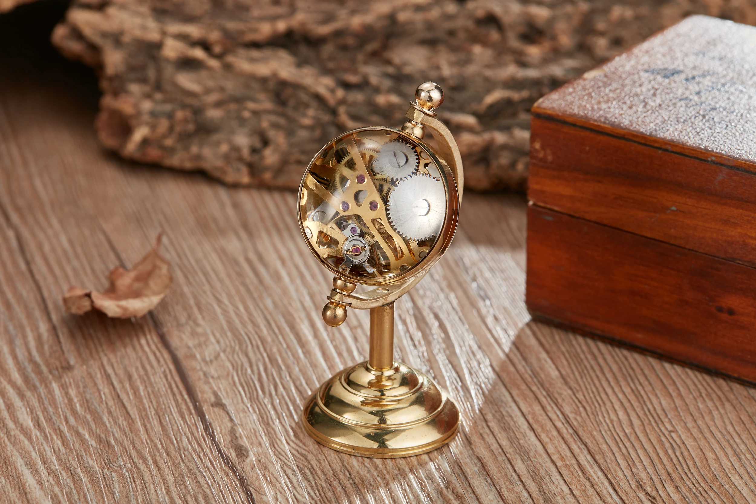 Retro Special Design Copper Spinning Globe Mechanical Pocket Watch Hand Winding Movement Gold Desk Luxury Pocket Watch Gift