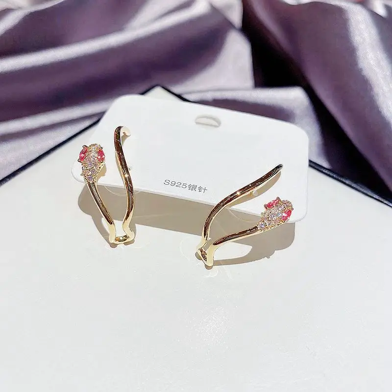 

Hot Sale Fashion Minimalist Gold Metal Zircon Micro-inlaid Cute Snake Earrings Copper Zodiac Cuff Earrings for Women QJ041
