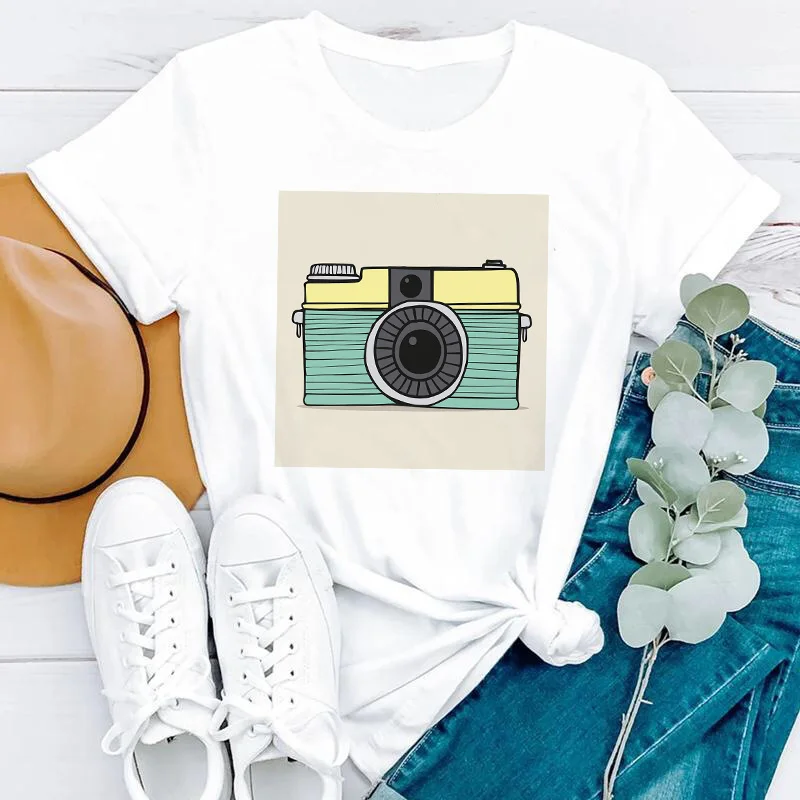 

Женская футболка с коротким рукавом, круглым вырезом и мультяшным принтом