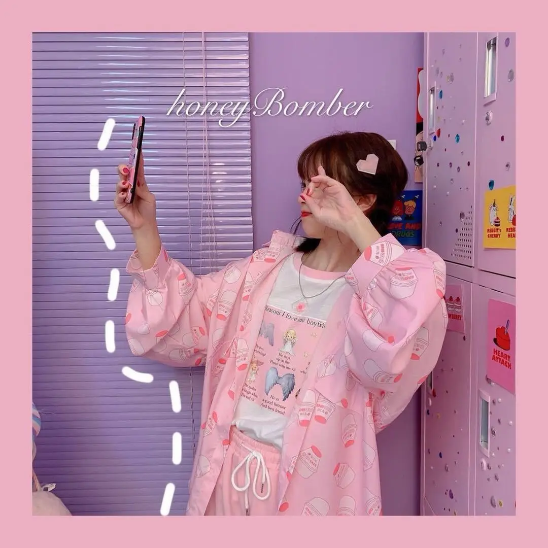 

Клубника футболка с изображением молока красивая девушка свободного кроя, в Корейском стиле, Осенний топ с длинными рукавами для студентов ...