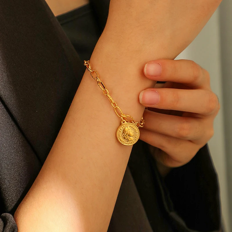 

Minimalist Bracelet Women Portrait Round Signage Chain Hand Chain Kpop Girl Glamour Stainless Steel Bangle Baroque Jewelry Gifts
