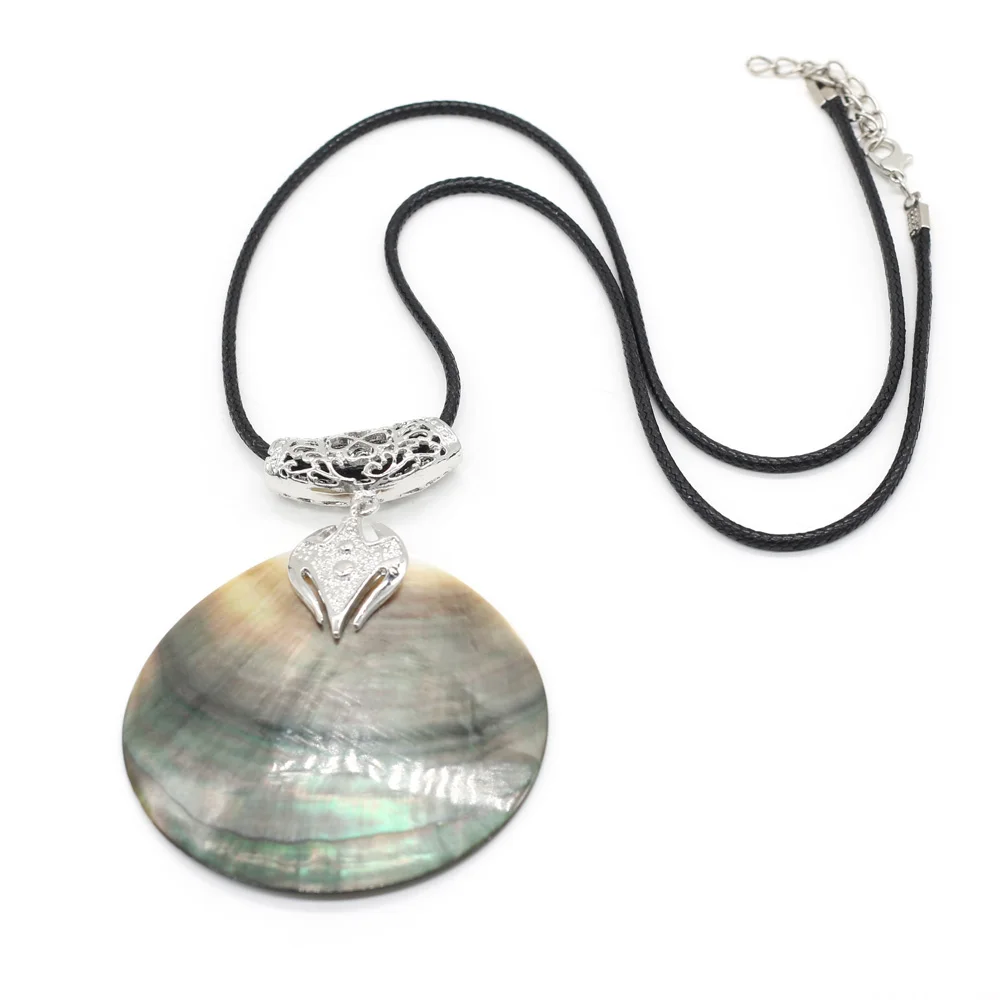 

Natural Shell Pendent Necklace Fashion Leather Rope Round Hollow Flower Charming Shell Pendant Necklace for Women Gift
