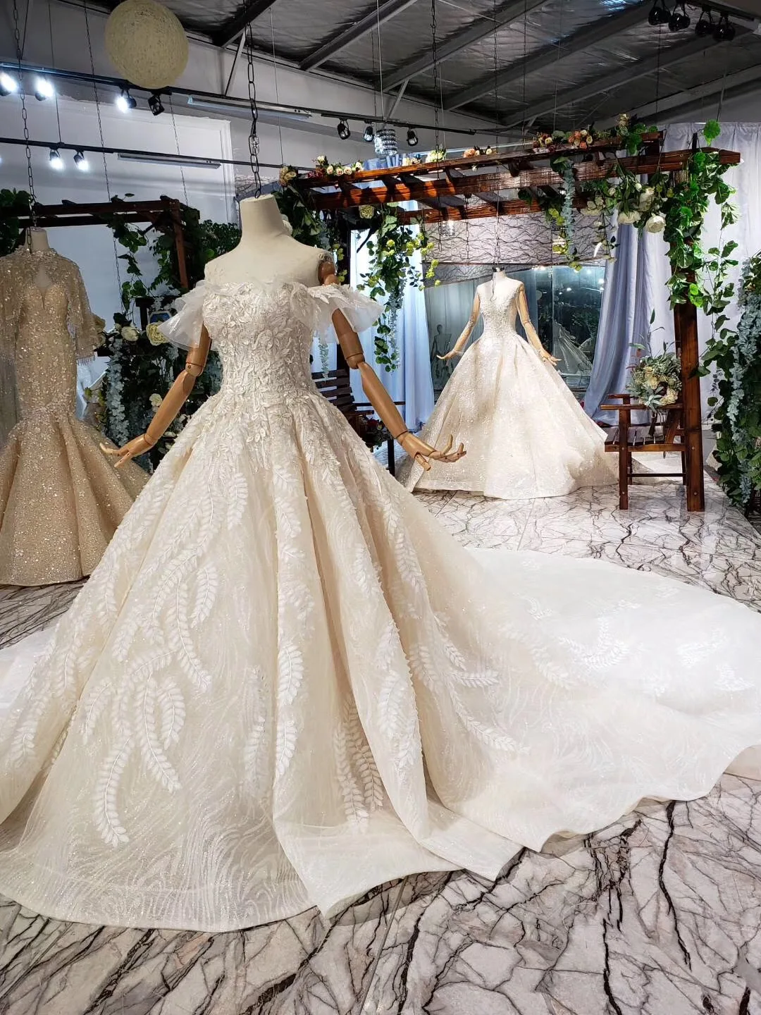 

New Beads Crystal Sweetheart Lace White Champagne Arabric Wedding Dress For Brides Bridal Ball Gown Crystals Fashion Bride Dress