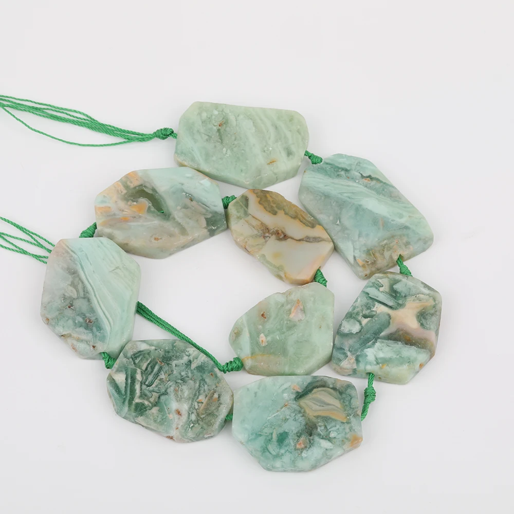 Около 10 шт. в нитке просверленные посередине натуральные зеленые яшмы кусок
