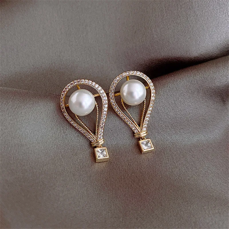 

Korean Classic Fashion Imitation Pearl Crystal Gold Pendant Earrings for Woman Exquisite Luxury Statement Earrings Girl Jewelry