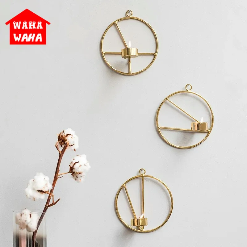 Простой геометрический подсвечник из кованого железа золотого цвета для