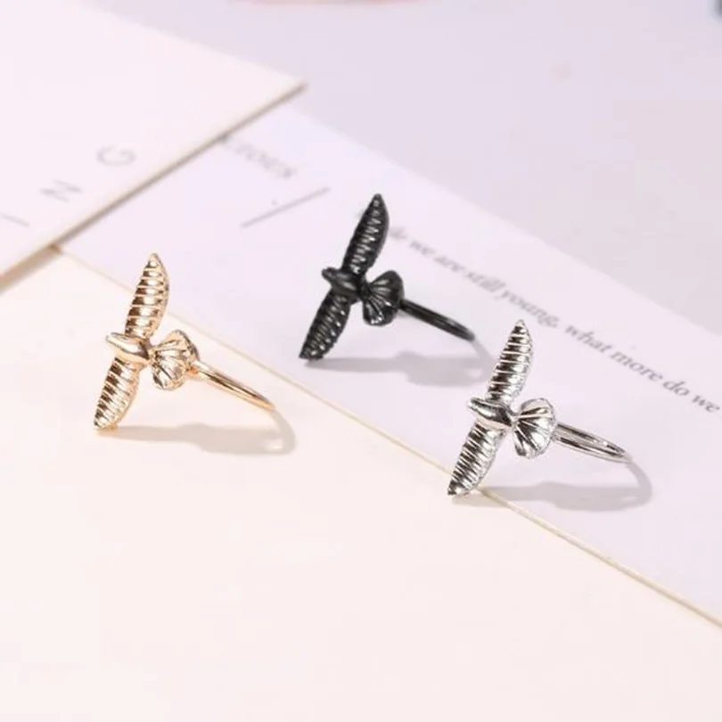 Модные сережки в форме маленькой птички серебристого золотистого и черного