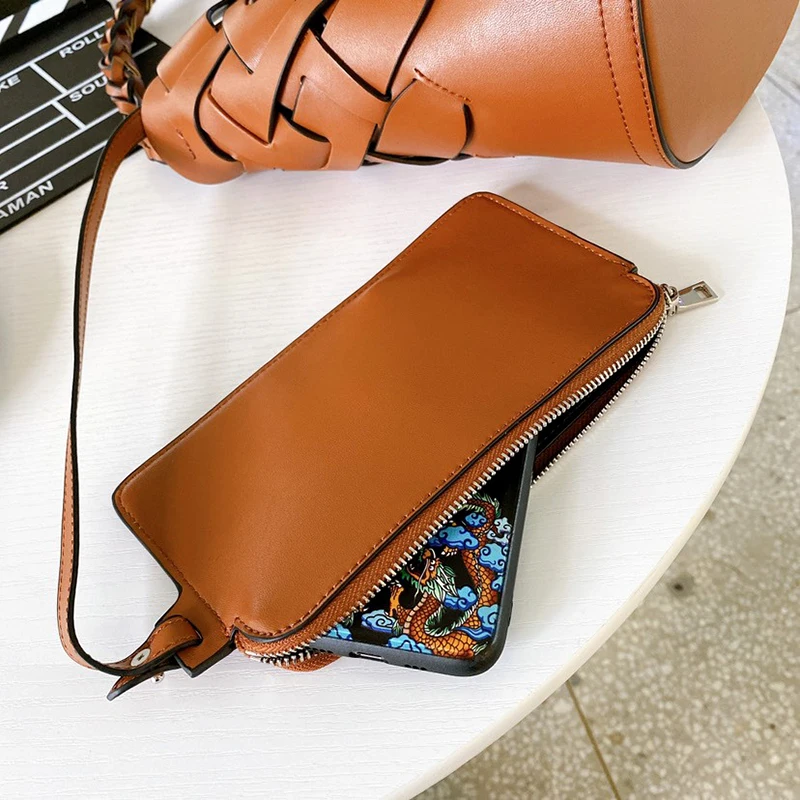 

Soft hobo bag pleated female handbag 2020 Korean edition elegant designer one-shoulder bag solid color women like horn fashion