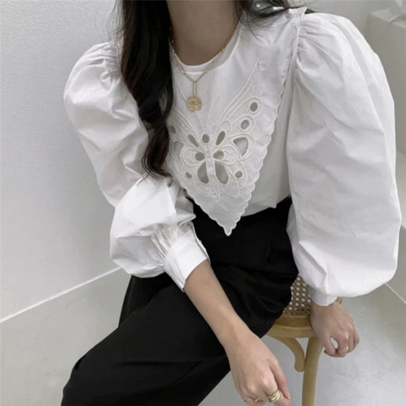 

Korean Ins Designer Retro Elegant Court round Neck Pearl Buckle Embroidered Puff Sleeve Loose Younger Shirt