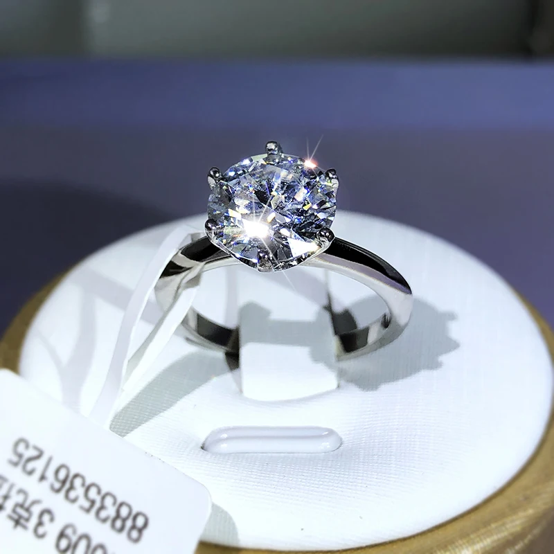 

Кольцо из серебра 3,0 пробы с муассанитом карата