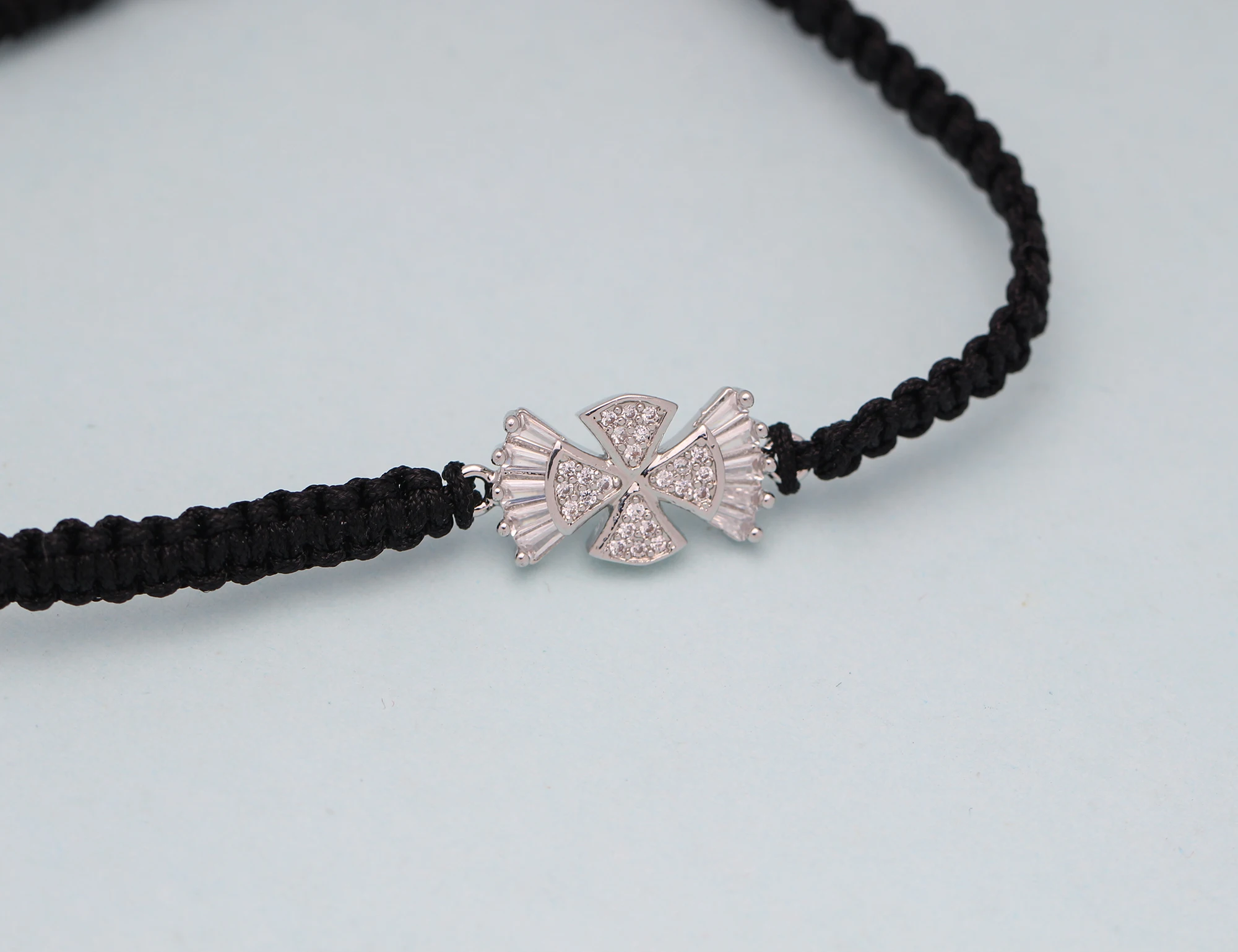 Браслет с шармами в виде четырехлистного клевера летающего крыла из меди