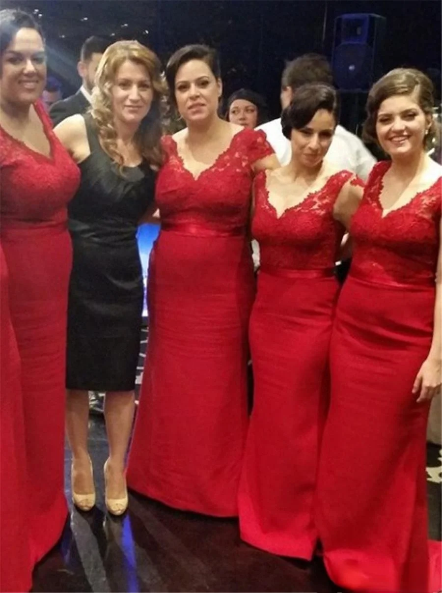 

Elegant Mermaid V-Neck Sweep Train Red Bridesmaid Dress with Lace Applique Plus Size Chiffon Wedding Guest Dresses