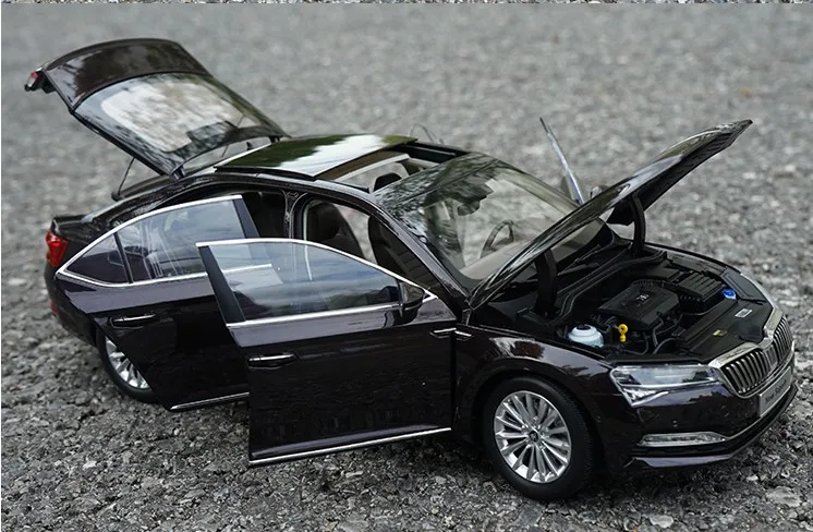 Коллекция 1/18 года дилер 2020 новая модель автомобиля Skoda Superb (светильник Шампань) с